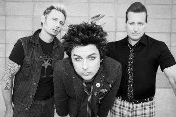Green Day ventila viejas frustraciones adolescentes en el video de “Too Dumb To Die”. Cusica Plus.
