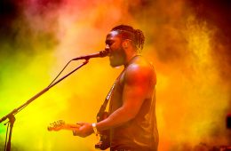 Kele Okereke de Bloc Party se abre con su nuevo sencillo “Do U Right”. Cusica Plus.