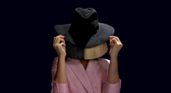 Sia se convierte en un pony en el video de “Rainbow”