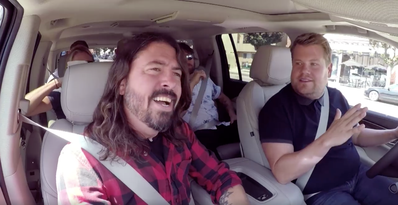Los Foo Fighters comparten sus éxitos en el Carpool Karaoke de James Corden. Cusica Plus.