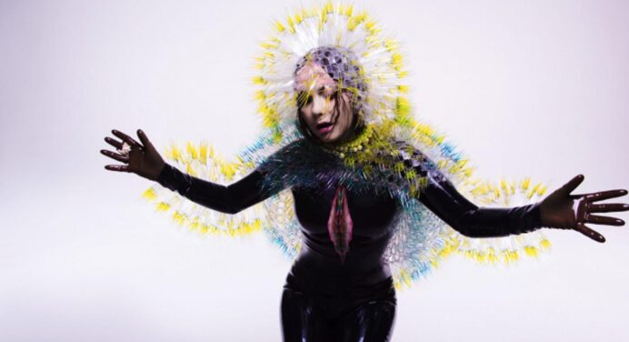 Escucha “The Gate” el minimalista primer adelanto del nuevo disco de Björk