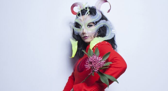 Björk nos lleva a un mundo de ensueños en el video de “The Gate”