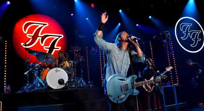Foo Fighters y el vocalista The Hives hacen cover del tema de AC/DC “Let There Be Rock”