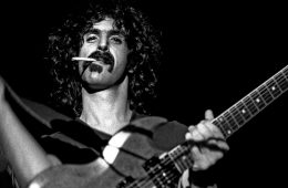Frank Zappa revivirá en una nueva gira con su holograma. Cusica Plus.