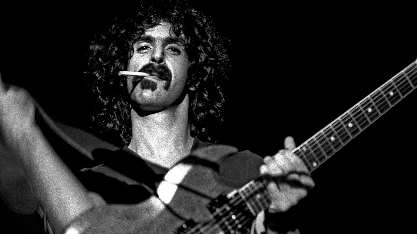 Frank Zappa revivirá en una nueva gira con su holograma. Cusica Plus.