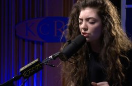 Lorde comparte una poderosa versión de “In The Air Tonight” en el Live Lounge. cusica plus.
