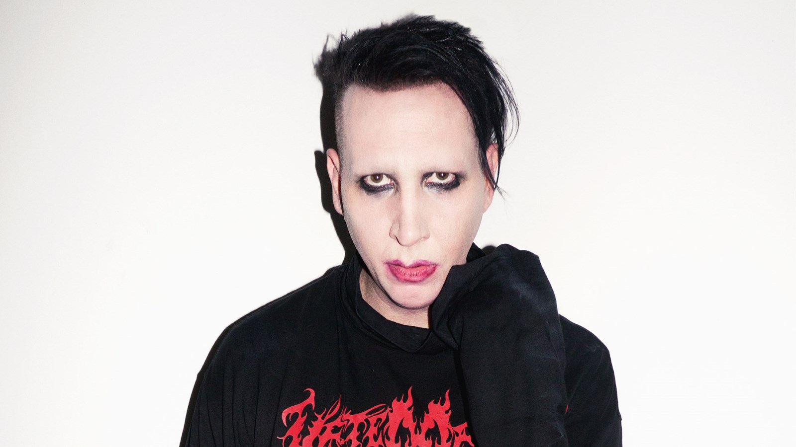 Marilyn Manson es el líder de clan de monjas dominatrix en su nuevo video. Cusica plus.