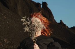 Goldfrapp recorre el desierto en el video de “Everything Is Never Enough”. Cusica Plus.