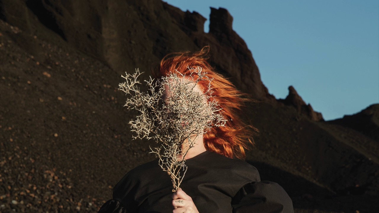 Goldfrapp recorre el desierto en el video de “Everything Is Never Enough”. Cusica Plus.