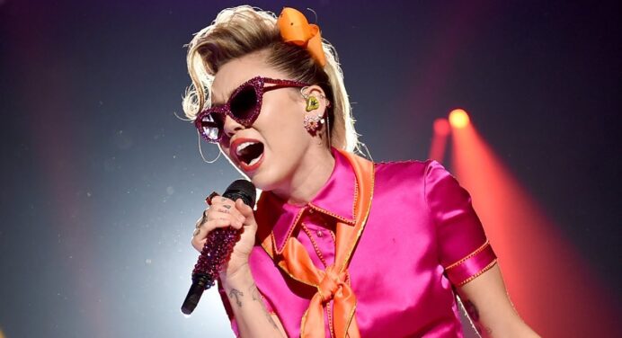 Miley Cyrus reveló el tracklist de su disco ‘Younger Now’