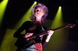 St Vincent versiona a The Clash en guitarra acústica para la BBC 1 Radio. Cusica Plus.