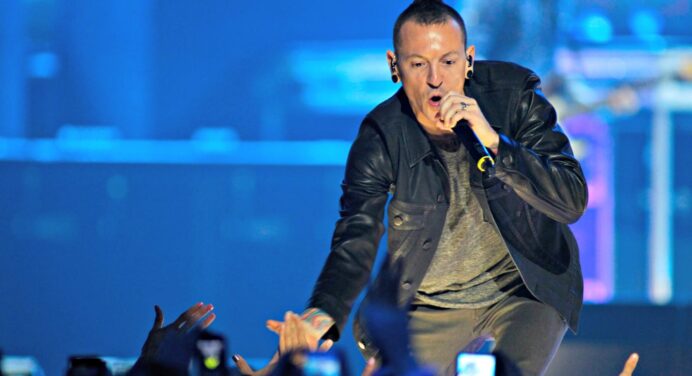 Linkin Park comparte un tributo de los fanáticos a Chester Bennington con el lyric video de “One More Light”