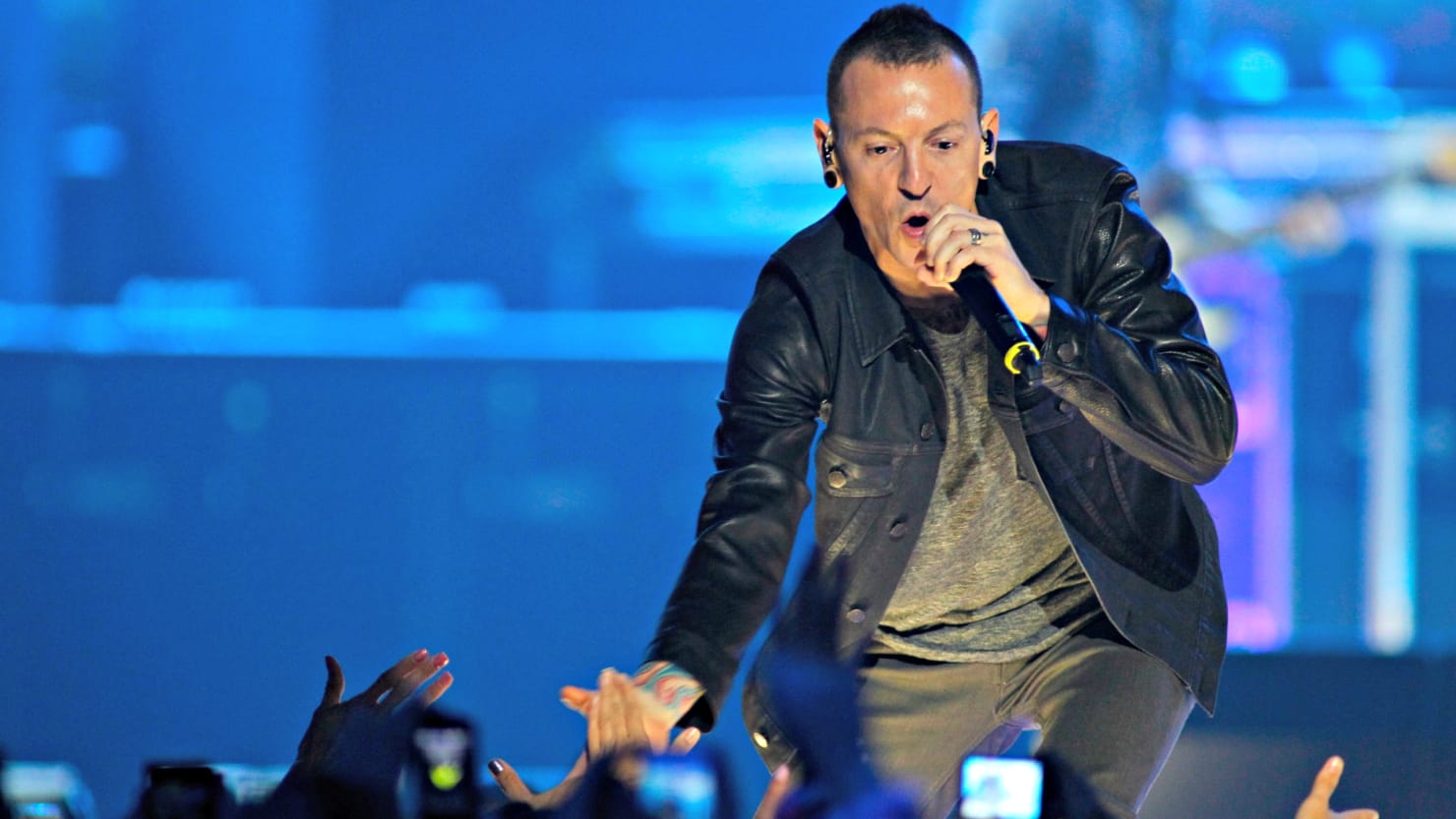 Linkin Park comparte un tributo de los fanáticos a Chester Bennington con el lyric video de “One More Light”. Cusica Plus.