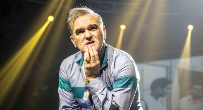 Morrissey saca su lado más electrónico en “I Wish You Lonely”