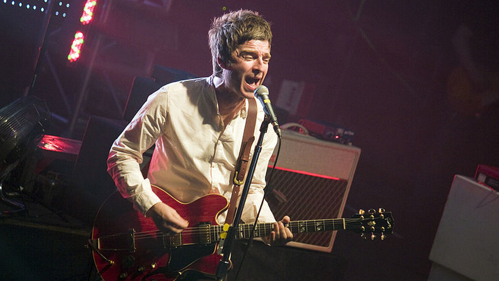 Noel Gallagher nos da los primeros indicios de su viaje a la luna con “Holy Mountain”. cusica plus.