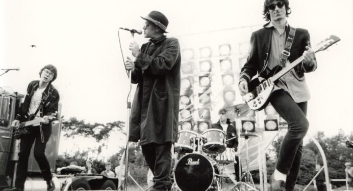 R.E.M maneja con el diablo en una nueva canción inédita de ‘Automatic For The People’