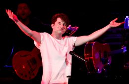 Charlie Puth se pone traje para el video de “How Long”. Cusica Plus.