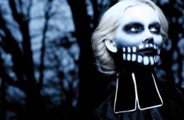 Fever Ray celebra Halloween temprano con el video de “To The Moon And Back”. Cusica Plus.