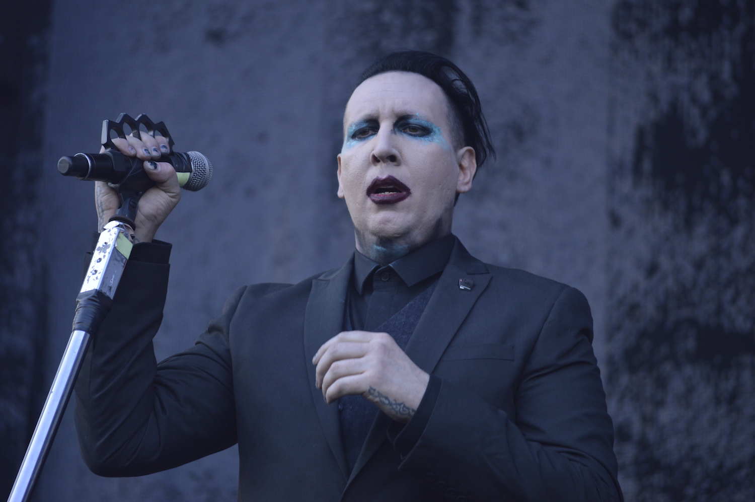 Marilyn Manson nos muestra su cielo al revés. Cusica plus.
