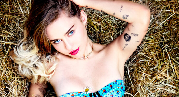 Miley Cyrus y Adam Sandler dedican “No Freedom” a las víctimas de Las Vegas