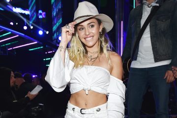 Miley Cyrus le rinde tributo a Tom Petty en el show de Howard Stern. Cusica plus.