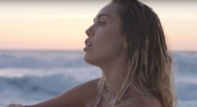Mira a Miley Cyrus compartir con James Corden en Carpool Karaoke
