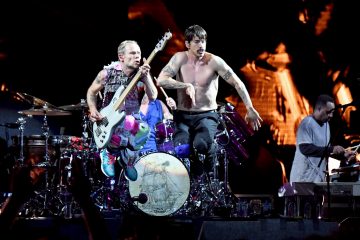 Oye el cover que hizo Red Hot Chili Peppers al tema de Tom Petty “A Face In The Crowd”. Cusica plus.