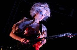 St Vincent comparte un tema exclusivo de la edición japonesa de ‘Masseduction’. Cusica Plus.