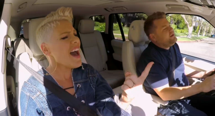 Pink asegura que canta mejor de cabeza en ‘Carpool Karaoke’