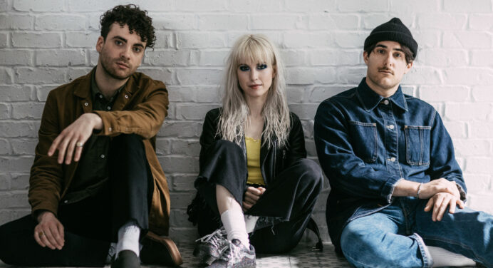 Deprímete felizmente con el nuevo video de Paramore