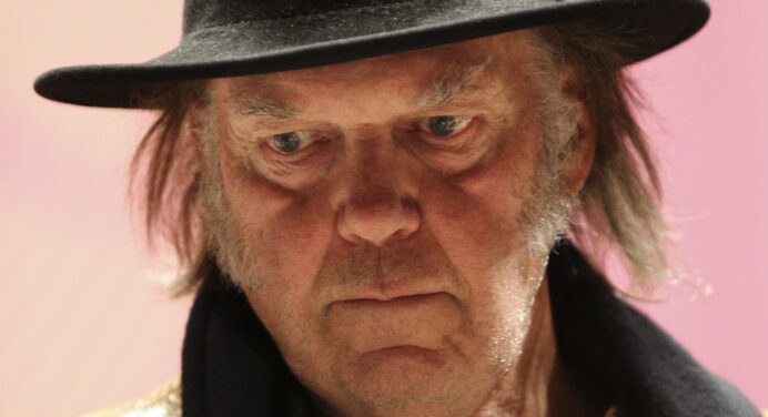 Escucha el nuevo disco de Neil Young en NPR