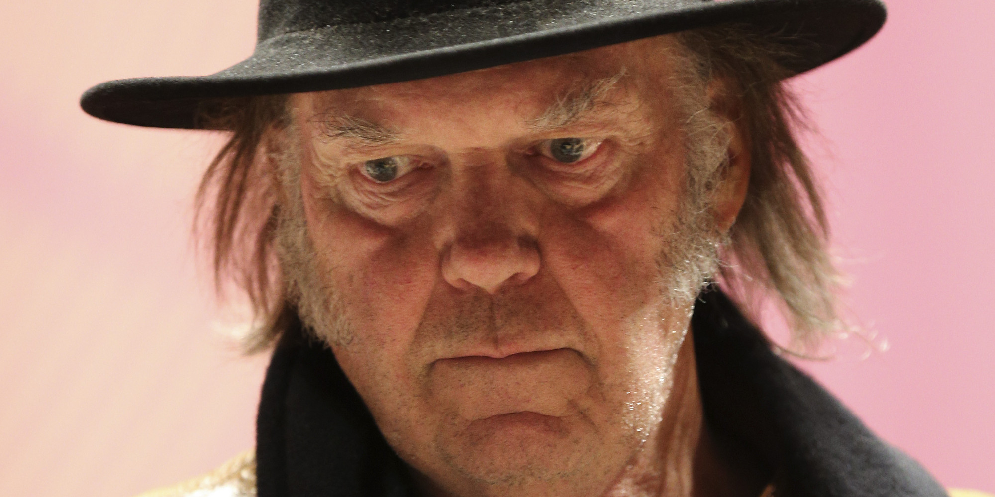 Escucha el nuevo disco de Neil Young en NPR. Cusica Plus.