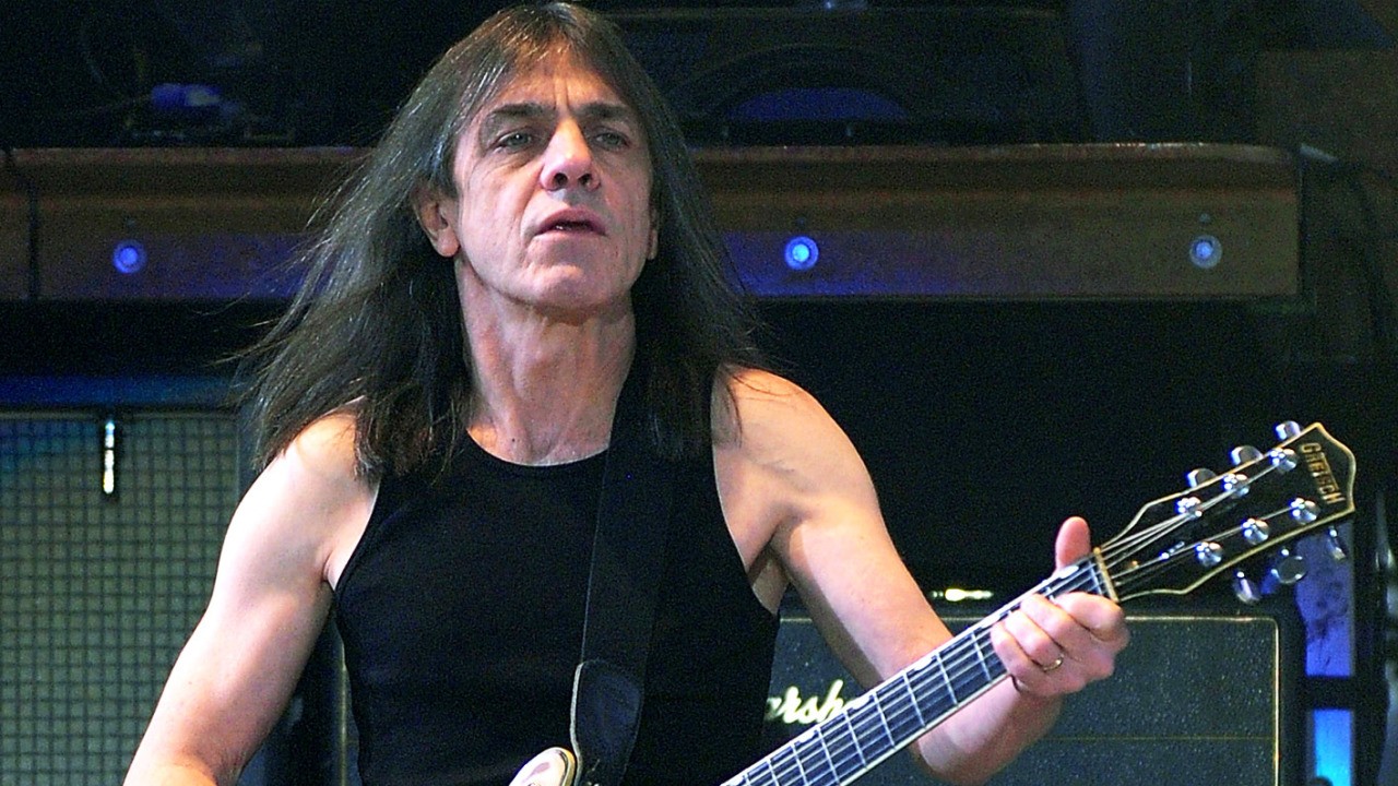 Falleció Malcolm Young guitarrista rítmico de AC/DC. Cusica Plus.