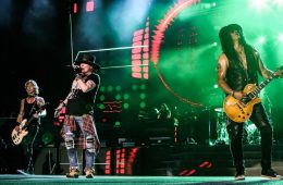 Dave Grohl se une a Guns N’ Roses para interpretar “Paradise City”. Cusica Plus.