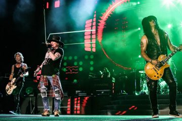 Dave Grohl se une a Guns N’ Roses para interpretar “Paradise City”. Cusica Plus.