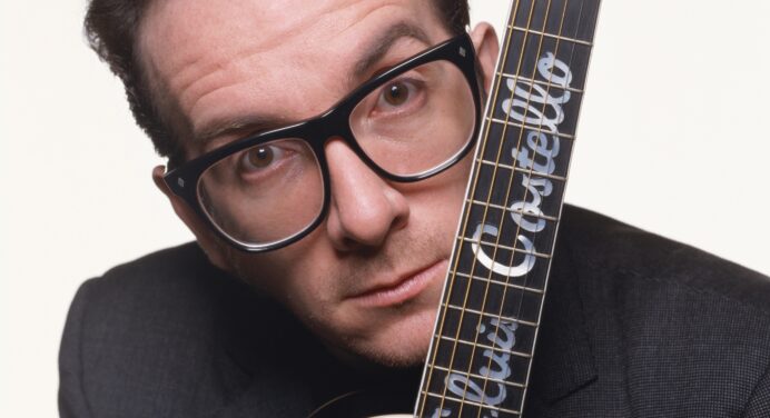 Elvis Costello se acerca al jazz en el sencillo “You Shouldn’t Look at Me That Way”