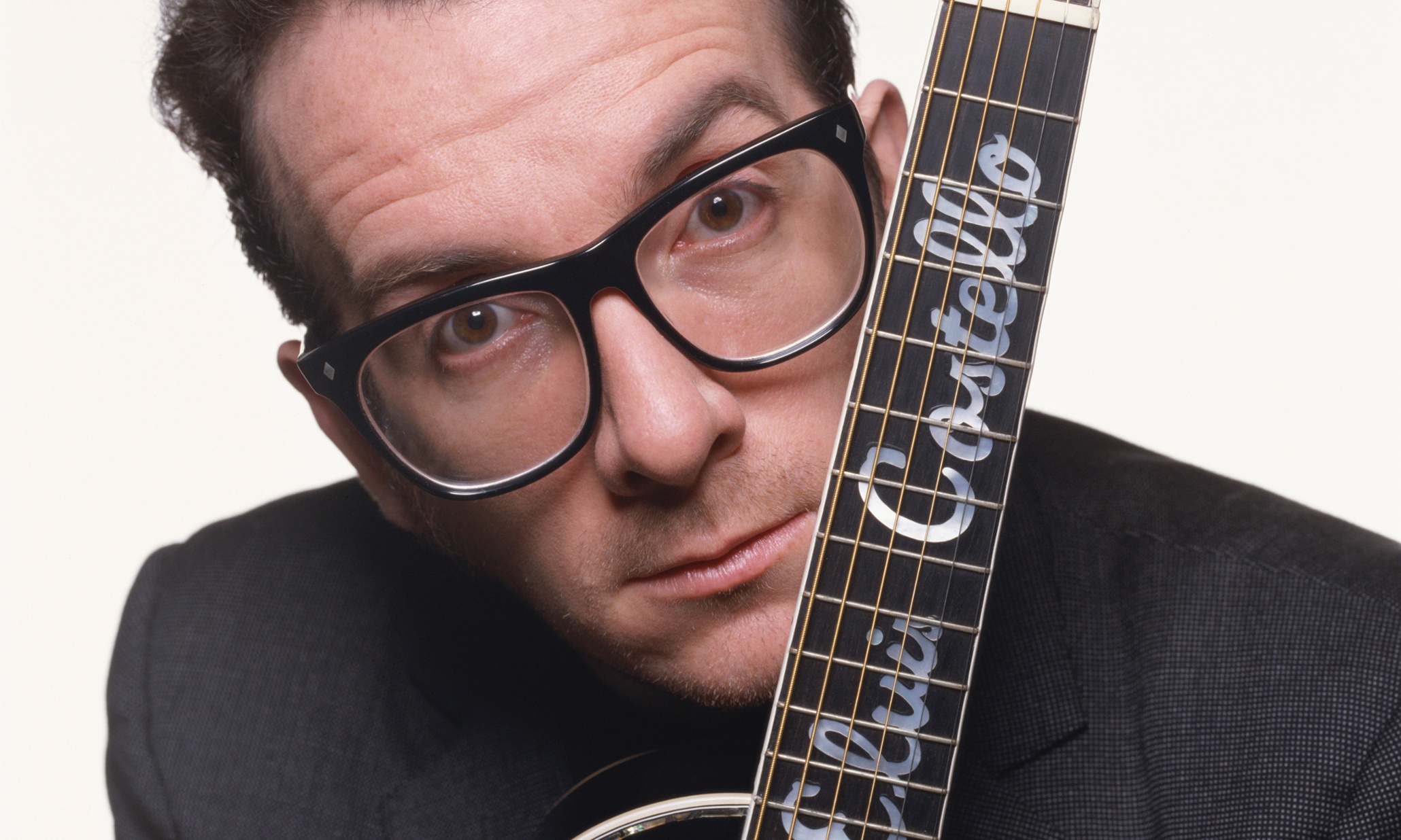 Elvis Costello se acerca al jazz en el sencillo “You Shouldn’t Look at Me That Way”