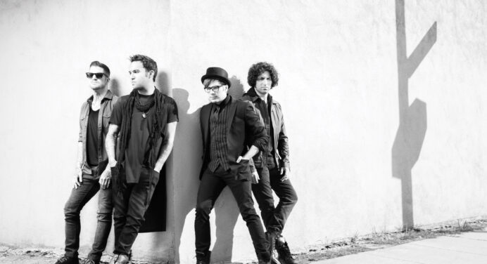 Fall Out Boy celebra el día de los muertos con “Hold Me Tight Or Don’t”