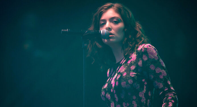 Lorde versionó en vivo “I’m On Fire” de Bruce Springsteen