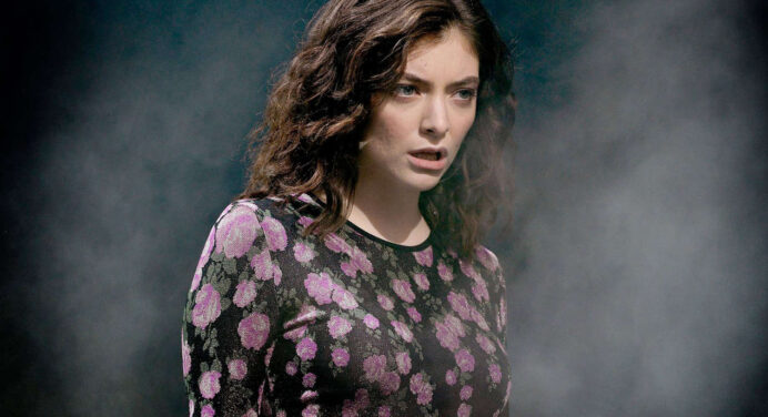 ‘Melodrama’ de Lorde fue guindado en en el Louvre