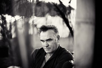 Morrissey nos regala un momento de felicidad en su nuevo tema. cusica plus.