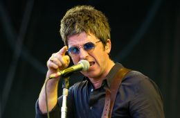 Noel Gallagher nos lleva por el universo en su nuevo sencillo. Cusica Plus