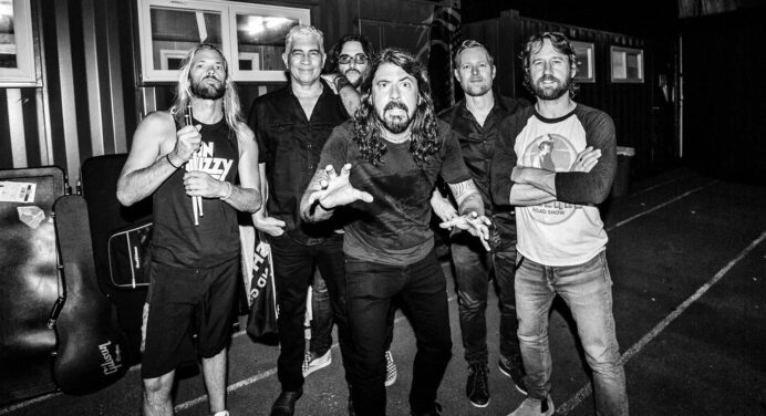 Los Foo Fighters le rindieron tributo a Malcolm Young con «Let There Be Rock»