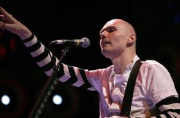 Billy Corgan llevó su guitarra acústica al programa de James Corden. Cusica Plus.