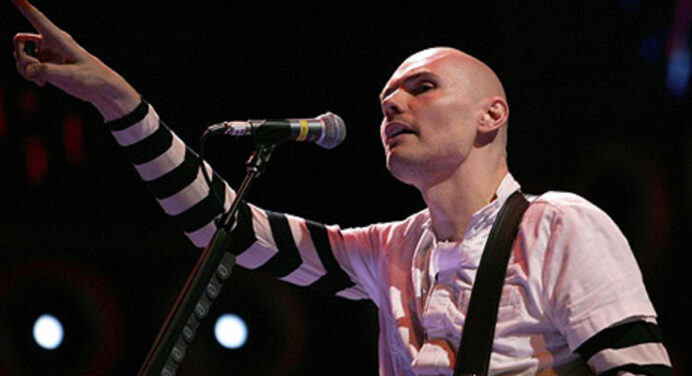 Billy Corgan llevó su guitarra acústica al programa de James Corden