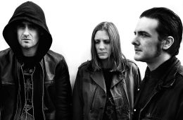 Black Rebel Motorcycle Club cuestiona su fe en su nuevo sencillo. Cusica plus.