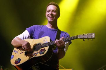 Chris Martin de Coldplay apareció en Modern Family. Cusica Plus.