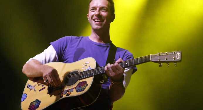 Chris Martin de Coldplay apareció en Modern Family