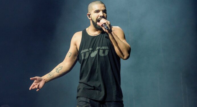 Drake paró su concierto porque un fanático manoseaba a una chica