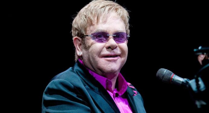 Escucha a Elton John en el 20 aniversario del musical del ‘Rey León’